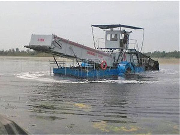 陜西中型水葫蘆收割船工作現(xiàn)場