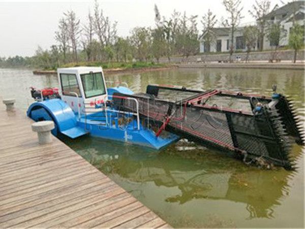 山東割草船工作現(xiàn)場