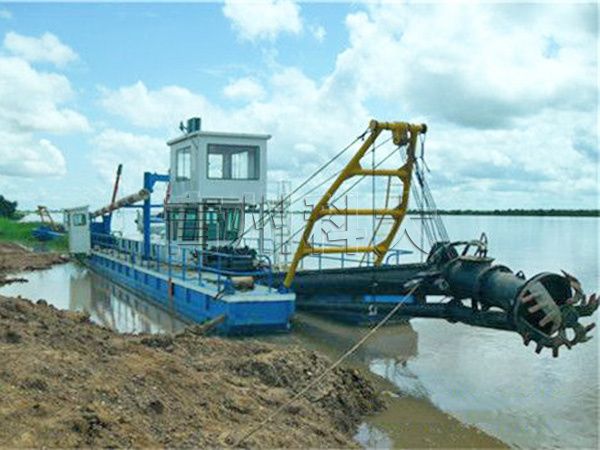 江蘇河道清淤工作現(xiàn)場