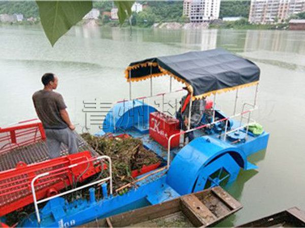 湖南水電站垃圾打撈船工作現(xiàn)場