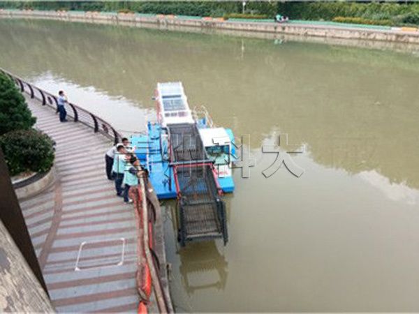 貴州景區(qū)垃圾打撈船工作中